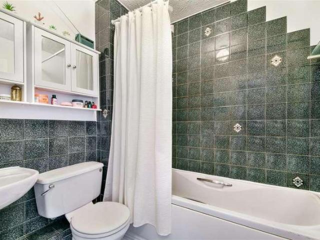 Flat for sale in London Borough of Merton, Collier's Wood