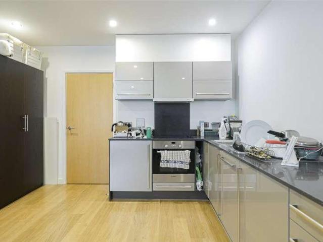 Flat for sale in Limehouse, Greater London