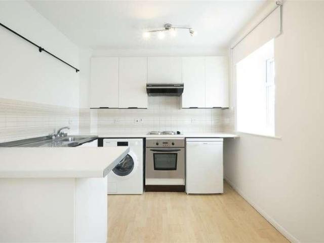 Flat for sale in London Borough of Merton, Raynes Park