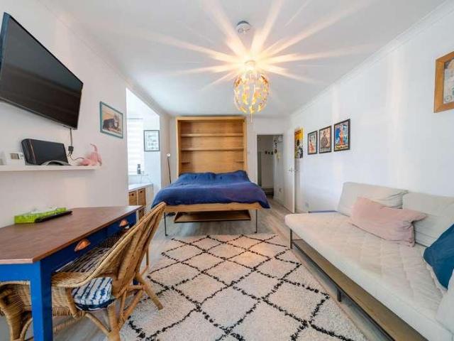 Flat for sale in London Borough of Richmond upon Thames, Greater London