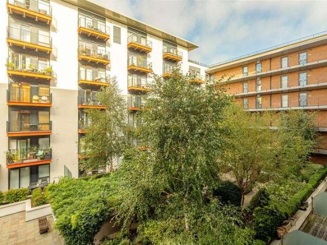 Flat for sale in Glyndon, Greater London