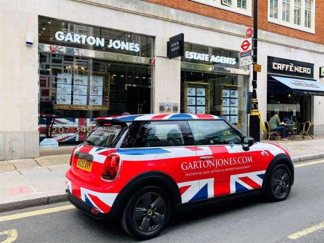 Flat for sale in Victoria, Greater London