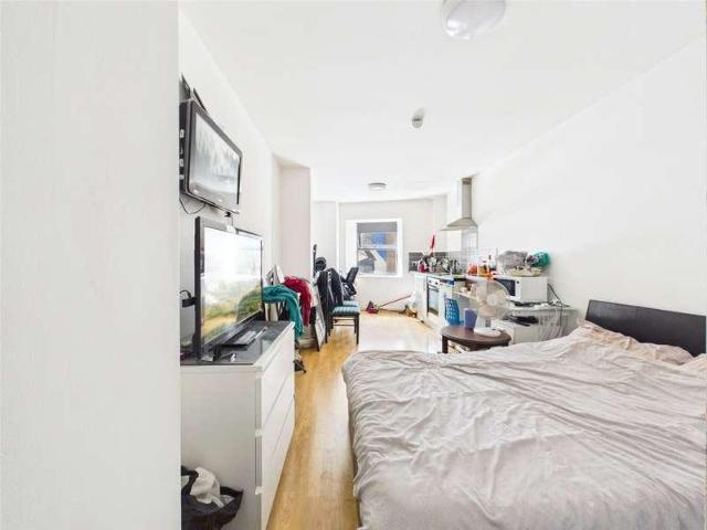 Flat for sale in Chinatown, Calderstones