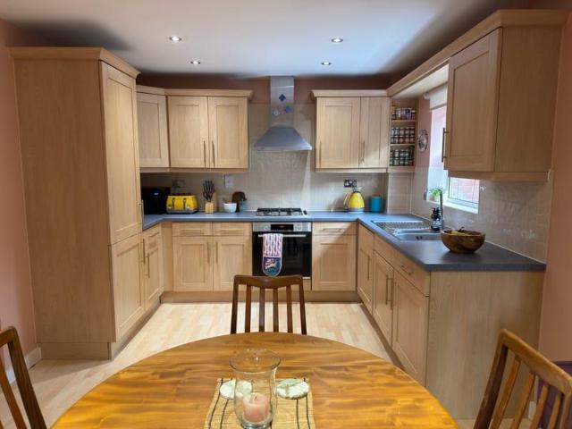 Flat for sale in Heol-las, Surrey