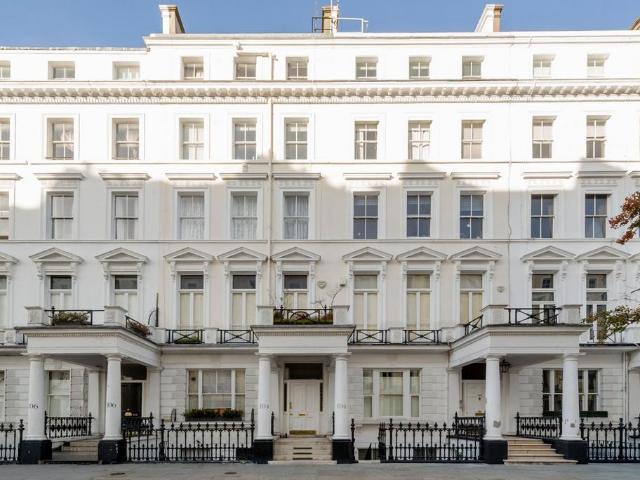 Flat for sale in Earl's Court, Greater London