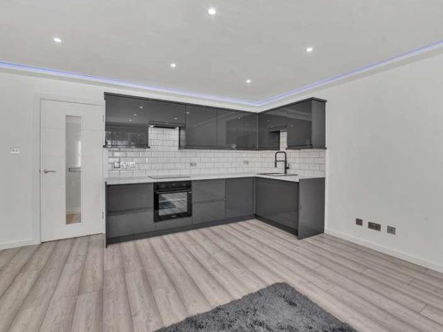 Flat for sale in Stanwell, Spelthorne