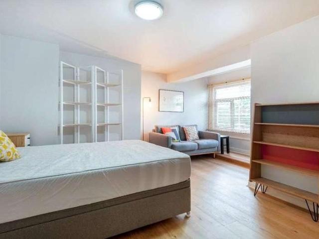 Flat for sale in Stockwell, Greater London