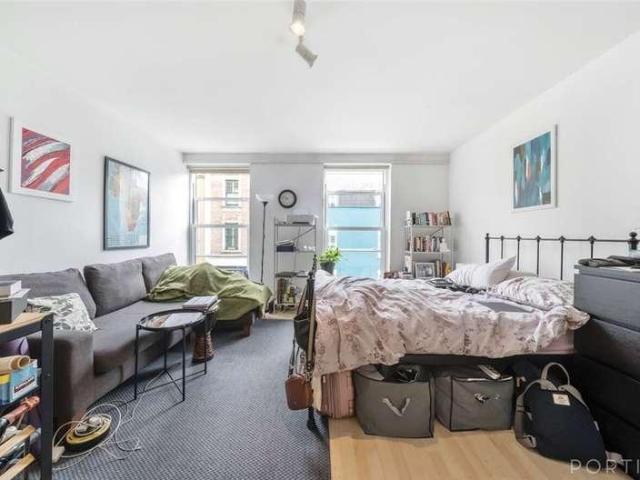 Flat for sale in Battersea, Greater London
