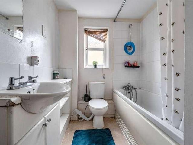 Flat for sale in Wexham Court, Slough