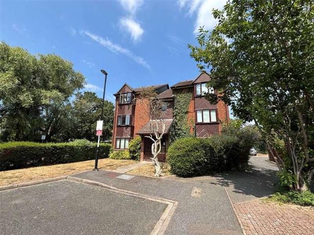 Flat for sale in London Borough of Croydon, Addiscombe