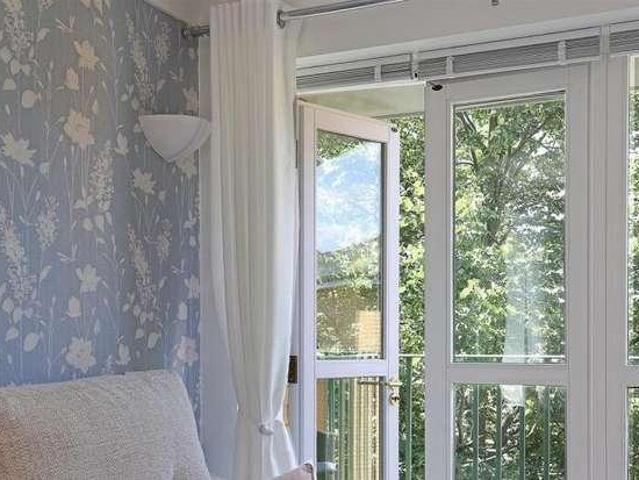 Flat for sale in Barkingside, Greater London