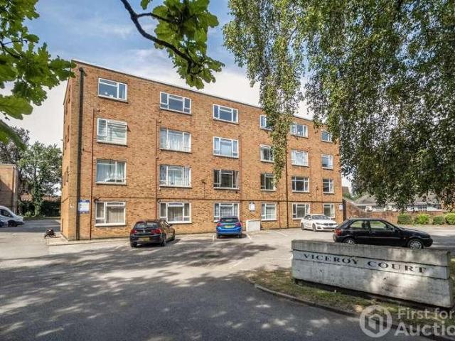 Flat for sale in Dunstable, Bedfordshire