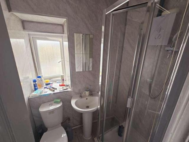 Flat for sale in Queensbury, West Yorkshire