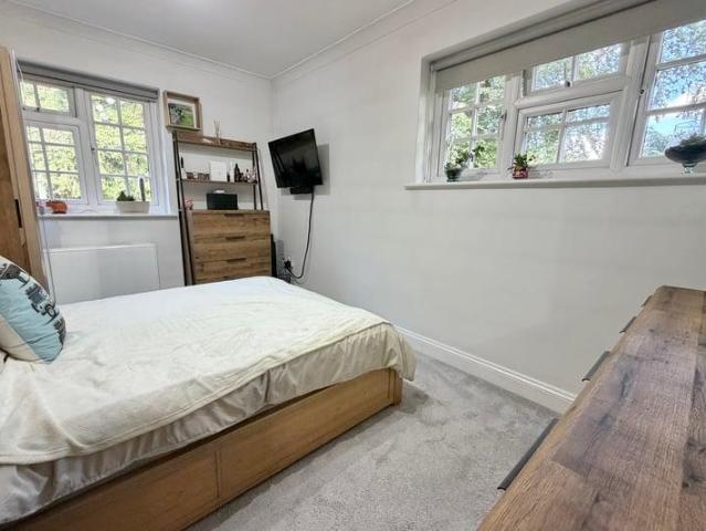 Flat for sale in Old Dean, Heol-las