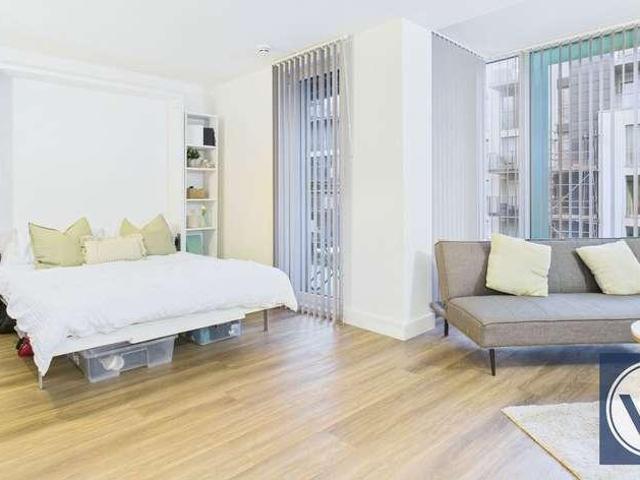 Flat for sale in Hayes, Greater London
