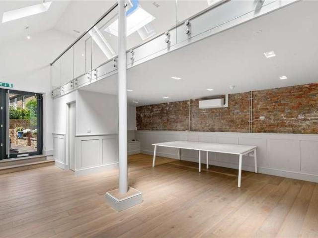 Flat for sale in North Sheen, Greater London