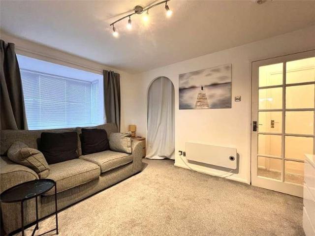 Flat for sale in London Borough of Hounslow, Greater London