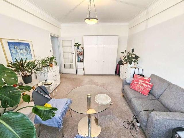 Flat for sale in Earl's Court, Greater London