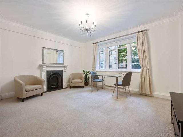 Flat for sale in Kensington, Greater London