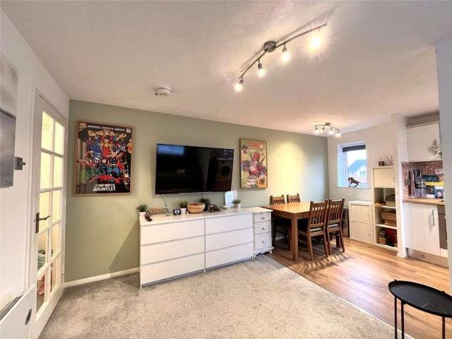 Flat for sale in London Borough of Hounslow, Greater London