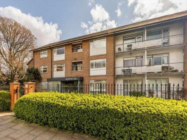 Flat for sale in North Watford, Hertfordshire
