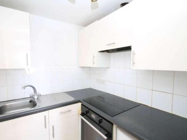 Flat for sale in New Malden, Greater London