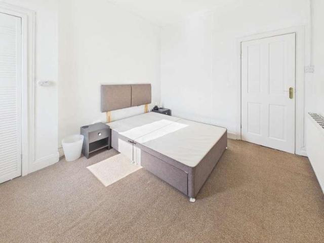 Flat for sale in Craigton, Scotland