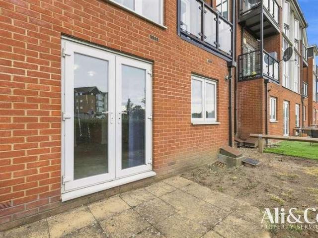 Flat for sale in Purfleet, Essex