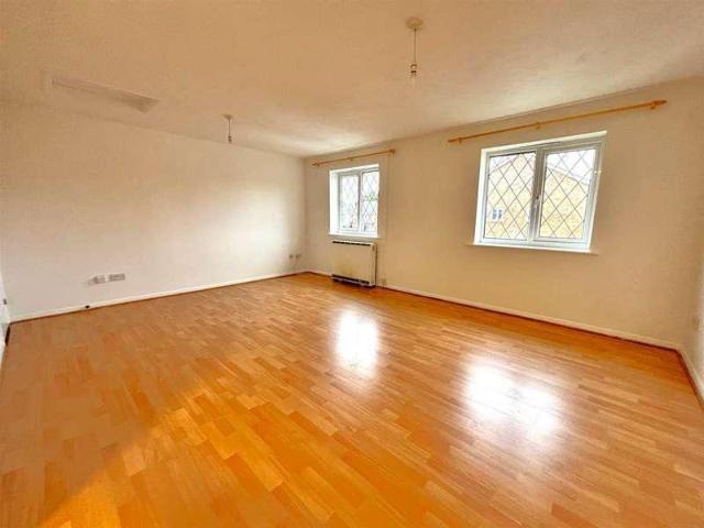 Flat for sale in Woking, Surrey