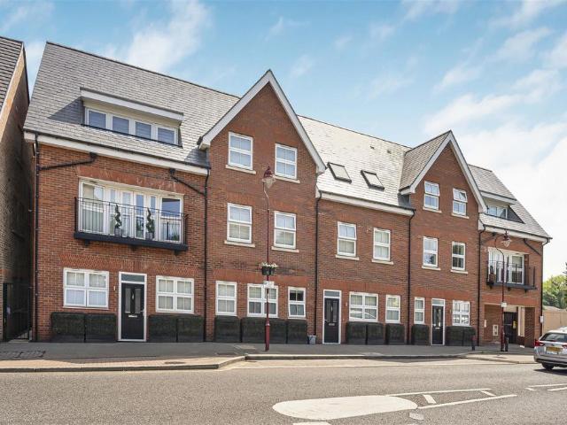 Flat for sale in Radlett, Hertfordshire