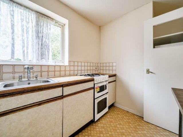 Flat for sale in London Borough of Merton, Collier's Wood