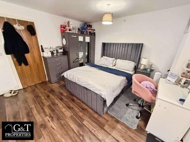 Flat for sale in Woodside, Brierley Hill