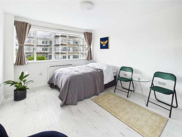 Flat for sale in Streatham Hill, Greater London