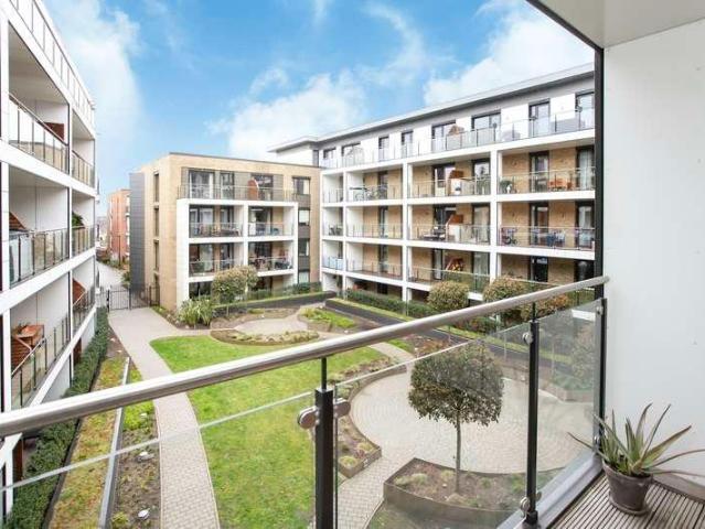 Flat for sale in Earlsfield, Greater London