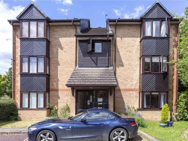 Flat for sale in London Borough of Ealing, Greater London