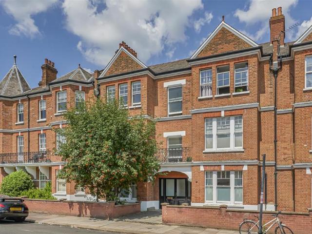 Flat for sale in Balham, Greater London