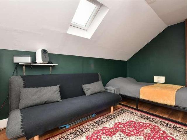 Flat for sale in Red Hill, Surrey