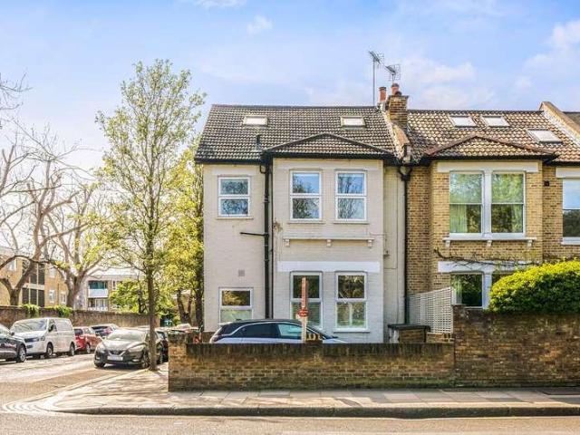 Flat for sale in Hampton Wick, Greater London