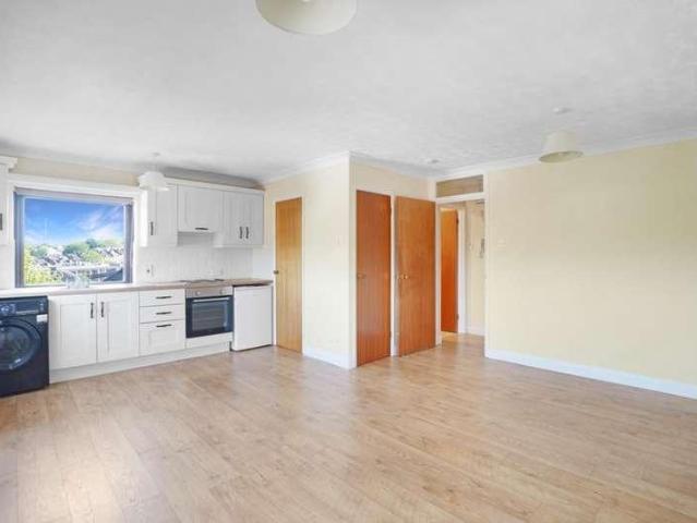 Flat for sale in West Norwood, Greater London