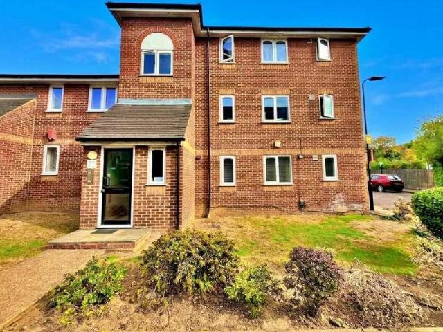 Flat for sale in London Borough of Ealing, Greater London
