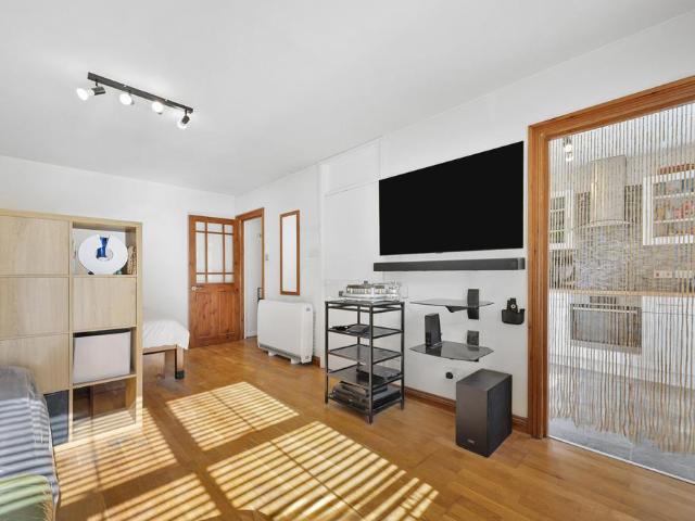 Flat for sale in London Borough of Lewisham, Bell Green