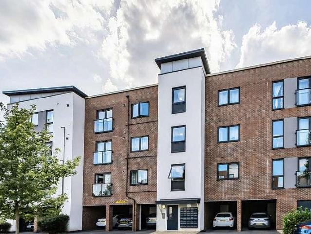 Flat for sale in Reading