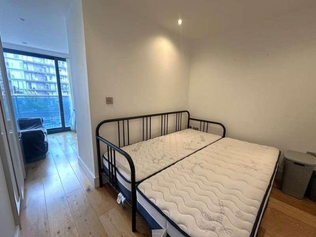 Flat for sale in Hayes, Greater London