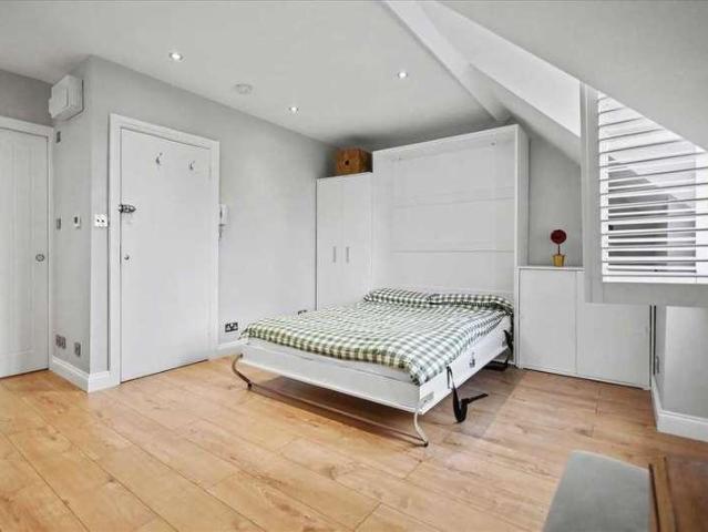 Flat for sale in London Borough of Hounslow, Greater London