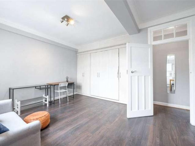 Flat for sale in St. John's Wood, Greater London