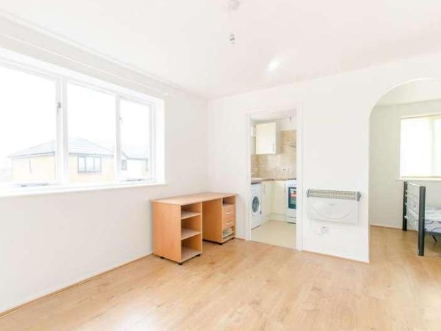 Flat for sale in E15, London