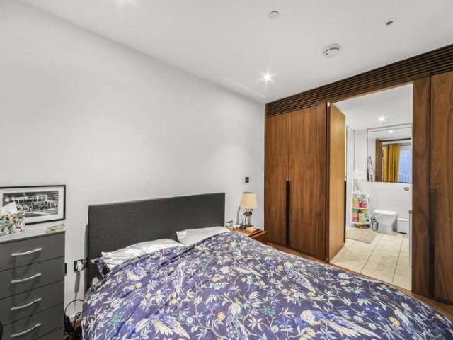 Flat for sale in Nine Elms, Greater London