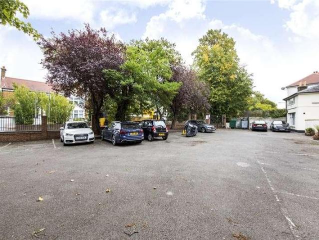 Flat for sale in Streatham Hill, Greater London