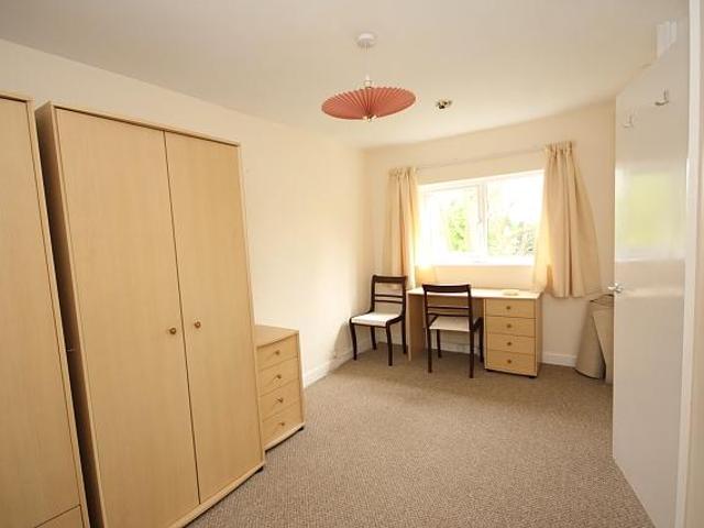 Flat for sale in Horsell, Woking