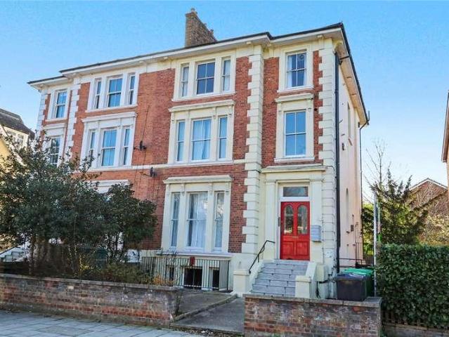 Flat for sale in Surbiton, Greater London
